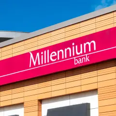 Znak banku Millennium na elewacji budynku. Gdzie znajdę swój numer IBAN Millenium?