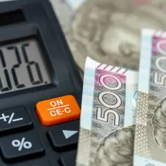 Kalkulator pokazuje 2026, obok polskie banknoty 500 zł. Czy to odpowiedź na pytanie, ile wynosi fundusz socjalny na jednego pracownika?