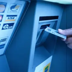 Wpłatomat mBank: ręka wkłada kartę do wpłatomatu. Sprawdź, ile można wpłacić do wpłatomatu mbank.