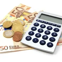 Euro to waluta w Niemczech. Na zdjęciu banknoty 50 euro, monety i kalkulator.