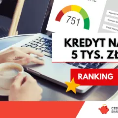 Kobieta pracuje na laptopie, obok filiżanka kawy. Na ekranie widać wskaźnik oceny kredytowej i napis "Kredyt na 5 tys. zł".