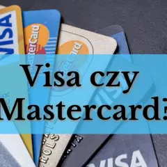 Karty płatnicze Visa i Mastercard, w tym karta visa debit, leżą na ciemnym tle. Tekst "Visa czy Mastercard?" jest nałożony na obraz.