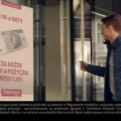 Mężczyzna wchodzi do banku Millennium, gdzie reklama informuje: "100 zł raty za każde 5000 zł pożyczki". Czy bank sam pobiera raty kredytu Millennium?