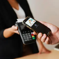 Płatność zbliżeniowa telefonem. Dowiedz się, jak włączyć NFC w telefonie, by płacić szybko i wygodnie.