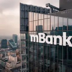 Nowoczesny budynek mBanku z widokiem na miasto. Szukasz informacji, jakie mBank jakie bankomaty oferuje?