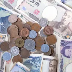 Japońskie banknoty i monety, w tym banknot 1000 jenów. Jaka jest waluta w Japonii? Jen.