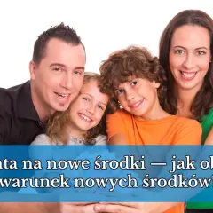 Uśmiechnięta rodzina z dziećmi, trzymająca pieniądze. Tekst: "Lokata na nowe środki – jak obejść warunek nowych środków?".
