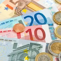 Euro banknoty i monety, w tym 1 cent. Malta, jako członek strefy euro, używa tej waluty.