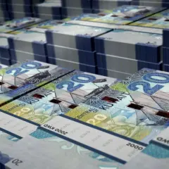 Stosy banknotów 20 dinarów kuwejckich, jednej z najdroższych walut na świecie.
