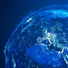 Sieć połączeń oplatająca Europę nocą, symbolizująca globalne transakcje i bezpieczeństwo, jak w przypadku iban bnp paribas.