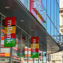 Logo mBank na budynku. Dowiedz się, jak sprawdzić numer konta w aplikacji mBank.