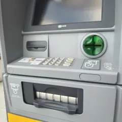 Bankomat mBank z klawiaturą i terminalem kart. Zastanawiasz się, ile można wypłacić z bankomatu mbank? Sprawdź to przy najbliższej okazji.