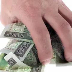 Dłoń trzyma polskie banknoty 100 zł. Szybkie przelewy Vivus to rozwiązanie, gdy potrzebujesz gotówki.