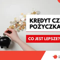 Ręka wrzuca monetę do świnki skarbonki. Obok rozsypane monety i napis "Kredyt czy pożyczka? Co jest lepsze?".