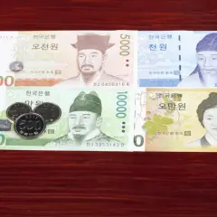Koreanska wony: banknoty 1000, 5000, 10000 i 50000, a także monety 500 i 100.
