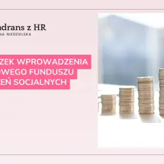 Kwadran z HR: czy zakładowy fundusz świadczeń socjalnych jest obowiązkowy? Stosy monet symbolizują finanse.