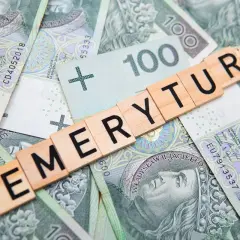 Litery układają słowo "EMERYTURA" na tle polskich banknotów. Fundusz emerytur pomostowych to wsparcie dla osób pracujących w szczególnych warunkach.