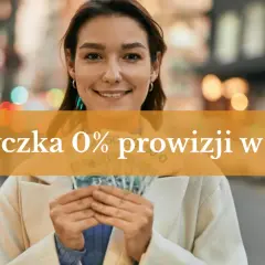 Uśmiechnięta kobieta trzyma banknoty. Gdzie wziąć pożyczkę? Pożyczka 0% prowizji w ING.