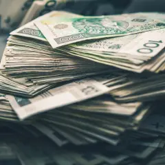 Stos banknotów 100 zł, jakby ktoś dostał pożyczkę pod weksel.