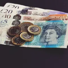 Brytyjskie funty szterlingi, w tym banknoty 5, 10 i 20 funtów, oraz monety. To odpowiedź na pytanie, jaka waluta w Szkocji.