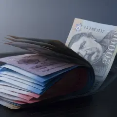 Stos banknotów, w tym 20 000 forintów, pokazuje, jaka waluta na Węgrzech jest w obiegu.