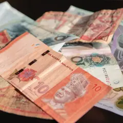 Różne banknoty, w tym 10 ringgitów z Malezji. Ciekawe, rm jaka to waluta?