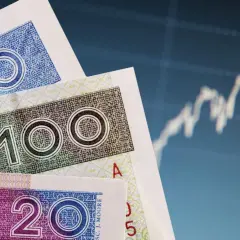 Polskie banknoty 20, 50, 100 zł na tle wykresu giełdowego. Dowiedz się, co to bankowy fundusz gwarancyjny.