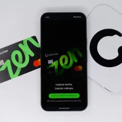 Karta ZEN obok telefonu z aplikacją. Czy to lepsza alternatywa dla Revolut? Lepsza karta, lepsze zakupy.