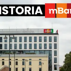 Historia mBanku, banku z kolorowym logo, widoczna na fasadzie budynku.