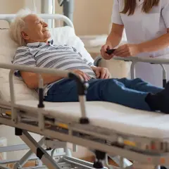 Starszy pan odpoczywa na łóżku rehabilitacyjnym. Dowiedz się, jakie jest dofinansowanie do łóżka rehabilitacyjnego, by zapewnić komfort bliskim.