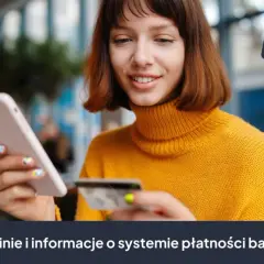 Młoda kobieta z kartą płatniczą i telefonem. Dowiedz się, co to imoje, system płatności banku ING.