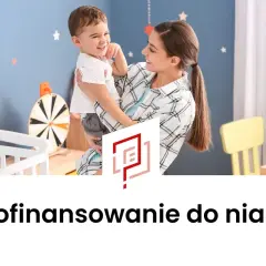 Kobieta trzyma uśmiechniętego chłopca w pokoju dziecięcym.