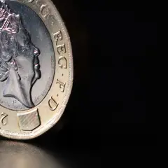 Moneta z wizerunkiem królowej Elżbiety II, symbolizująca jaka waluta w Wielkiej Brytanii. Rok 2016.