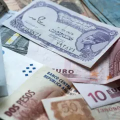 Na banknocie z Nefertiti widać, jaka waluta w Egipcie, obok euro i pesos.