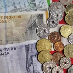 Dania używa korony duńskiej. Na zdjęciu banknoty 50, 100, 200 koron i monety.