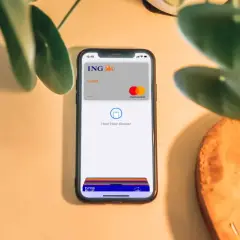 Telefon z kartą ING i napisem "Hold Near Reader" pokazuje, jak płacić Apple Pay. Szybko i bezpiecznie.
