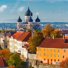 Widok na zabytkowe budynki i cerkiew w Tallinnie, Estonia, jesienią.