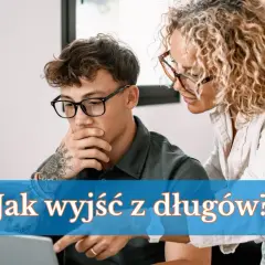 Młody mężczyzna z tatuażami i kobieta analizują dane na laptopie. Pytanie "Jak wyjść z długów?" pojawia się na ekranie, sugerując poszukiwanie rozwiązania problemu finansowego.