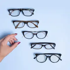 Różne modele okularów, od klasycznych po modne. Zastanawiasz się, co ile dofinansowanie do okularów?