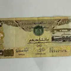 Banknot 200 dirhamów, czyli waluta w Dubaju. Widoczny orzeł i budynek.