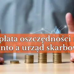 Dłonie otaczają stosy monet, symbolizując wpłatę gotówki na własne konto i jej związek z urzędem skarbowym.