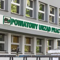 Powiatowy Urząd Pracy. Dowiedz się, ile trzeba byc bezrobotnym zeby dostac dofinansowanie na rozpoczęcie działalności.