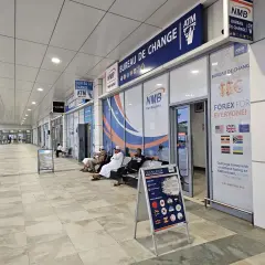 Na Zanzibarze, aby wymienić walutę, możesz skorzystać z biura NMB Bank. Na tablicy widnieje kurs USD, GBP, EUR i innych walut.