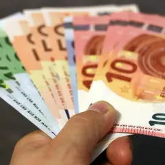Dłoń trzyma banknoty euro. Choć w Bułgarii obowiązuje lew, euro jest powszechnie akceptowane w turystycznych miejscach.