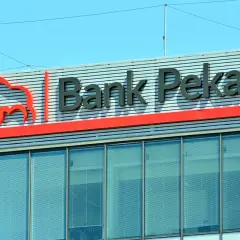 Zastanawiasz się, jak zamknąć konto w Pekao SA? Budynek banku z charakterystycznym logo żubra i napisem "Bank Pekao" na tle błękitnego nieba.