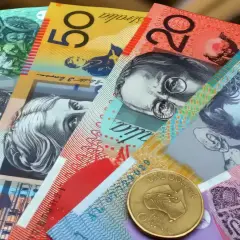 Australijskie banknoty o nominałach 10, 20, 50 i 100 dolarów, a także monety. To jest aud, jaka to waluta.