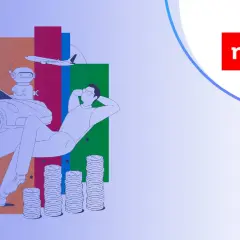 Zrelaksowany człowiek obok samochodu i monet, symbolizujący łatwy sposób, jak założyć lokatę w mBanku i cieszyć się przyszłością.