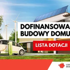 Nowoczesny dom z panelami słonecznymi, samochodem elektrycznym przy ładowarce i turbinami wiatrowymi.