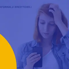 Zmartwiona kobieta z telefonem w dłoni. Zastanawia się, co ile aktualizuje się BIK.