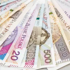 Złotówki ułożone wachlarzowo. Widoczne nominały 200 i 500 zł. Idealne, gdy szukasz miejsca, gdzie dają pożyczki każdemu.